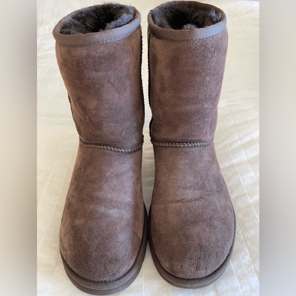 Gently used Classic Short ll boot in Burnt Cedar